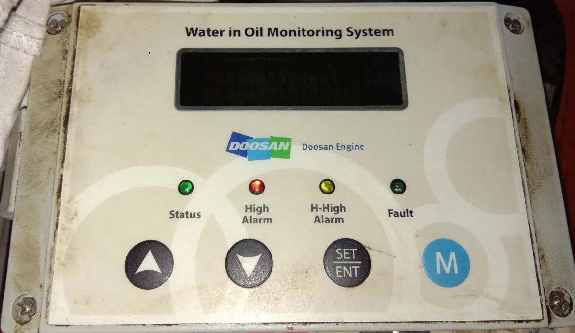 Water in oil monitoring system